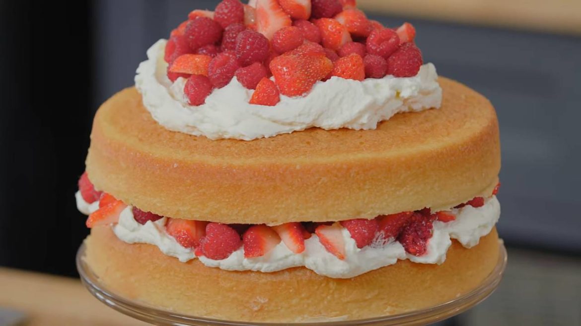 Berries-and-Cream-Sponge-Cake-Recipe