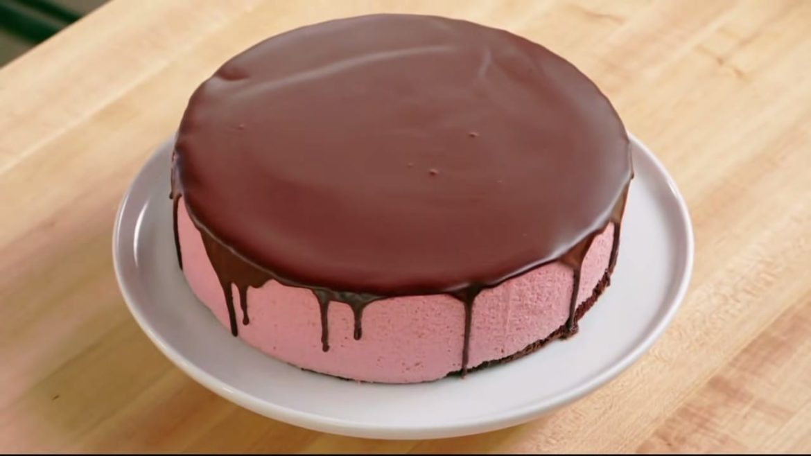Professional Baker Teaches You How To Make CHOCOLATE MOUSSE CAKE