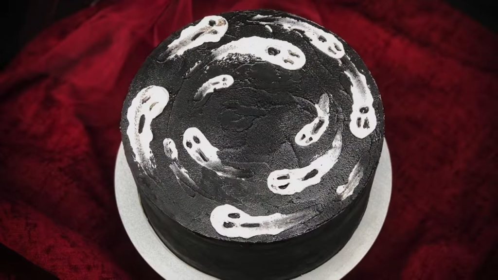 10 unique and easy Halloween Cake Decorating Ideas 6 1-BLACK GANACHE & BUTTERCREAM