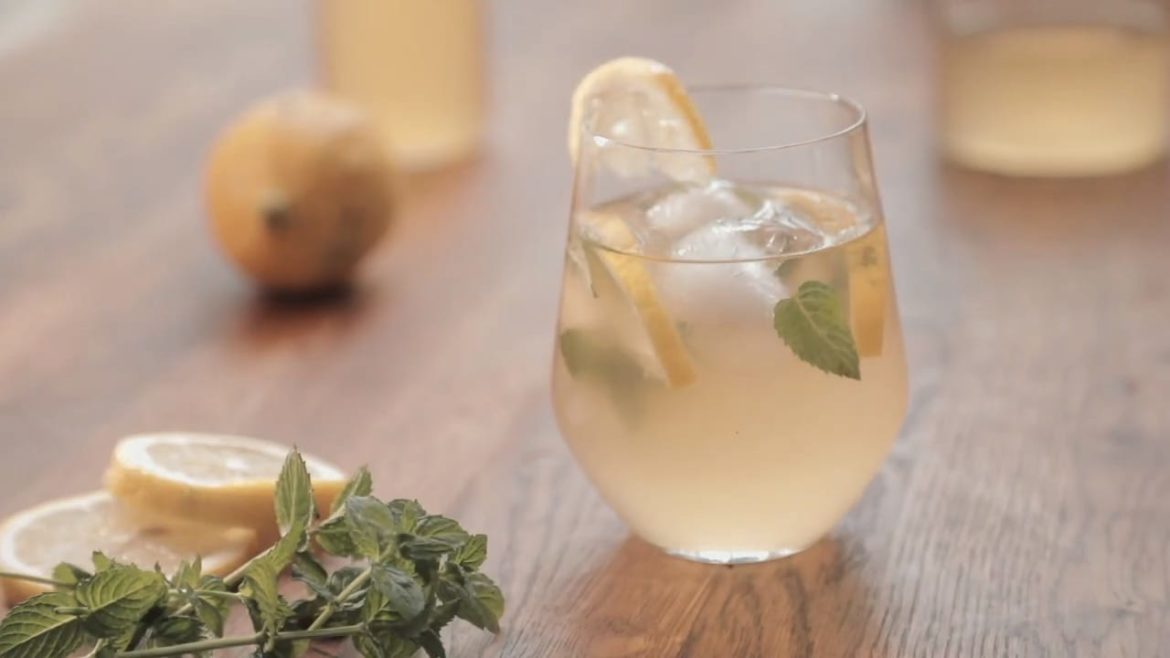 Elderflower drink | Socată - Romanian version. A mix between champagne and cordial