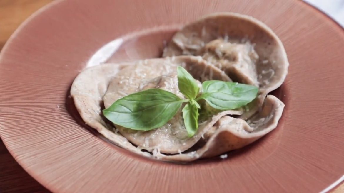Handmade Ravioli with mushrooms Handmade Ravioli with mushrooms ❃❃❃ Ravioli făcuți în casă cu ciuperci