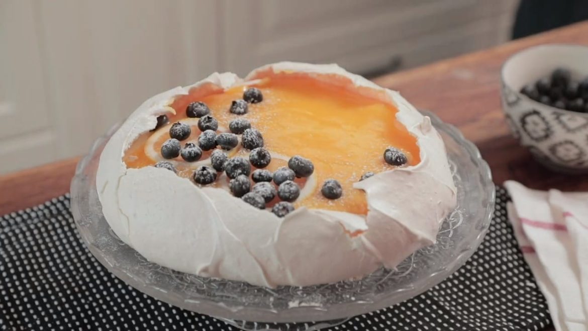 Pavlova with lemon curd recipe _ Absolutely easy and delicious recipe to do at home Pavlova with lemon curd recipe | Absolutely easy and delicious recipe to do at home.
