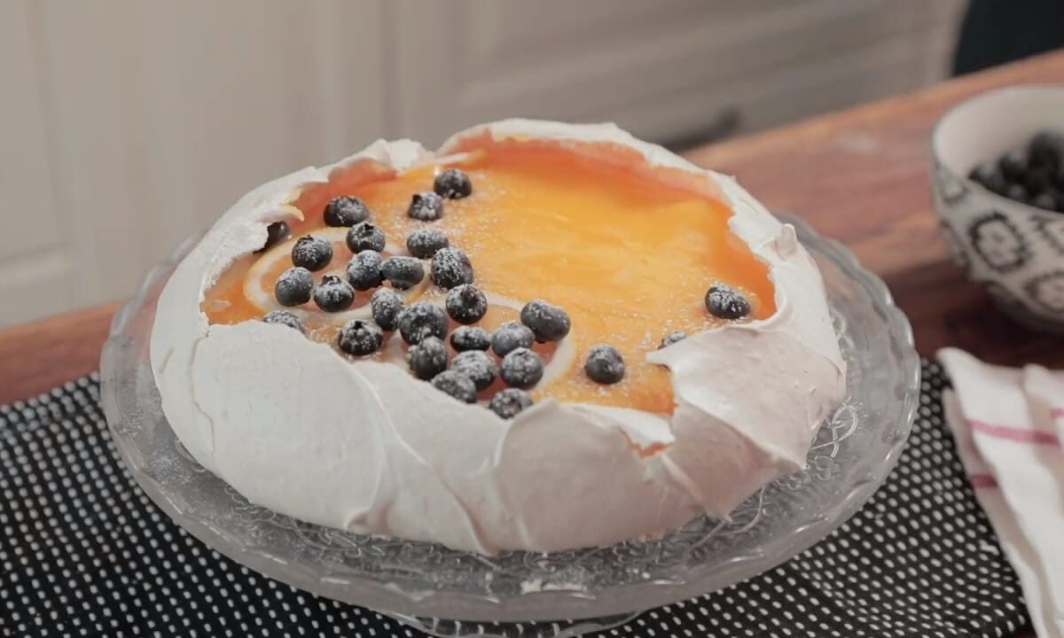 Pavlova with lemon curd