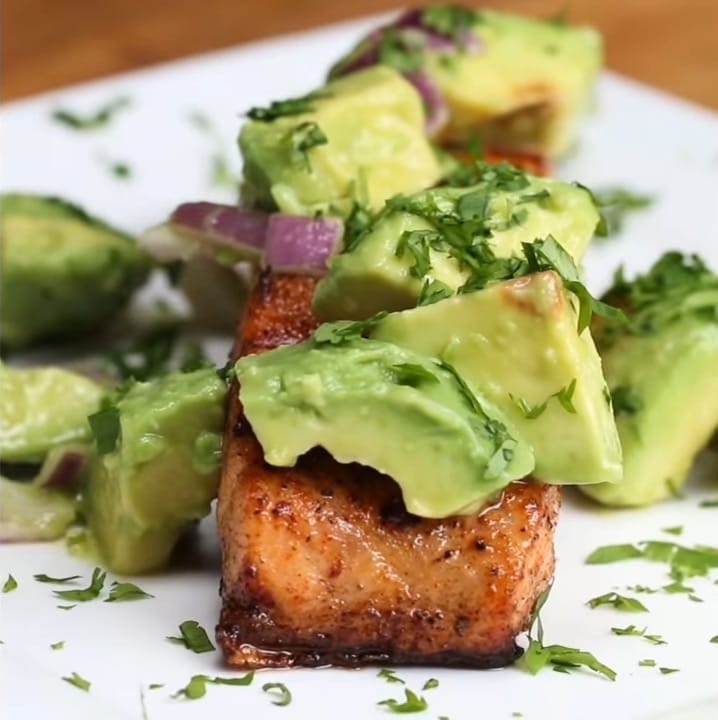 Grilled salamon with avocado salsa