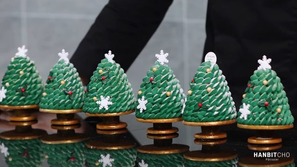 Perfect Christmas Tree Cake Looks like a real Christmas Tree Christmas Petit Gâteau