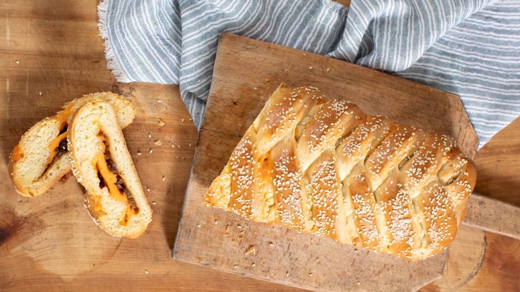 BRAIDED ONION CHEESE BREAD