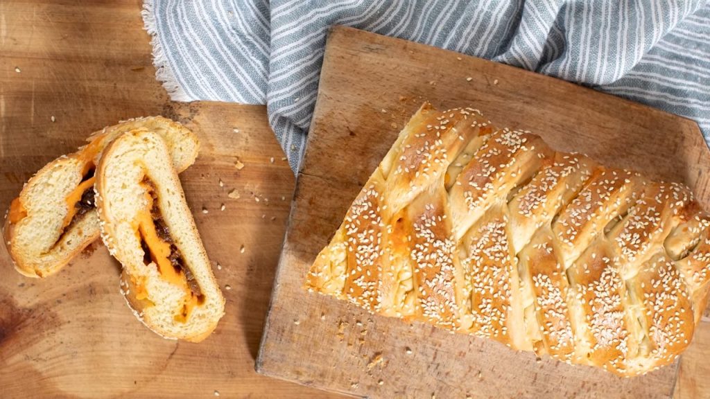 BRAIDED ONION CHEESE BREAD