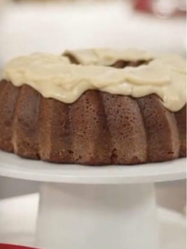 TRIPLE GINGERBREAD BUNDT CAKE