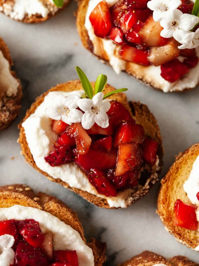 Delightful Mother’s Day Bites: Crostini with Balsamic Strawberries and Ricotta